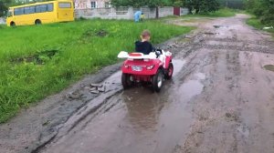 Большой джип по лужам. На огромной машинке джипе ездит и буксует по болоте, воде и огромной луже