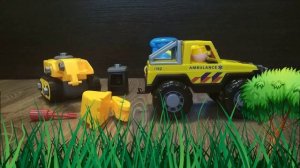 синий трактор по полям