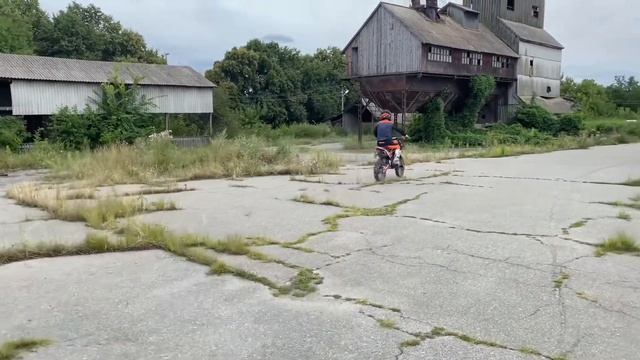 Питбайк KOVI 150 на движе. Асфальт.