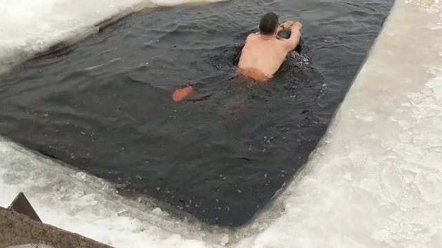 ЗАКАЛИВАНИЕ.Плавание в проруби! смотреть онлайн