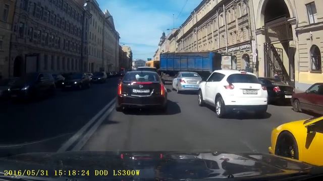 На Lamborghini Murcielago по пробкам. Какой звук! смотреть онлайн