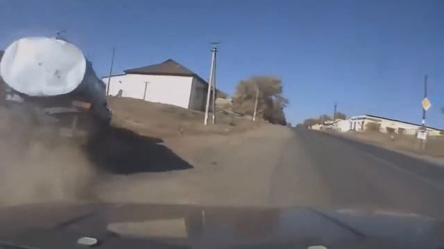 Грузовик на полном ходу чуть не врезался в дом смотреть онлайн