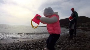 Настя с мамой и папой поехала на море веселиться, бегать и играть