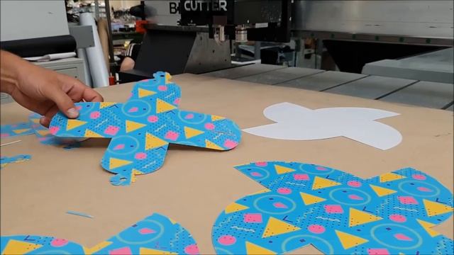 BIGZEE Cutter cutting designer cardboard / резка дизайнерского картона смотреть онлайн