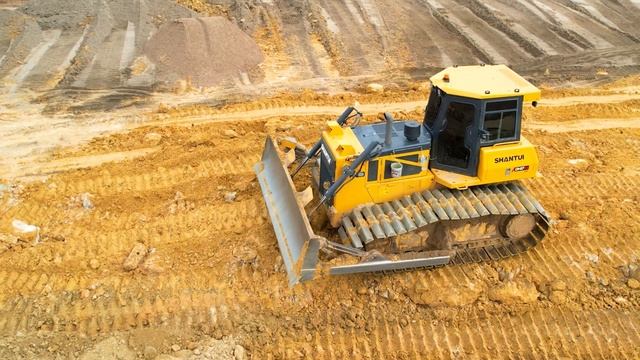 Real bulldozer dump trucks at work Hyundai Daewoo trucks moving dirt pouring Soil смотреть онлайн