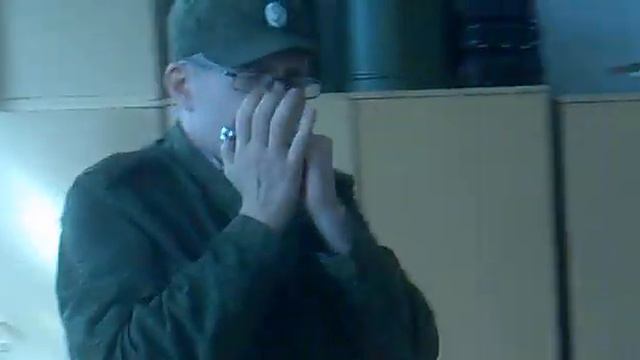 в армии играет на губной гармошке смотреть онлайн