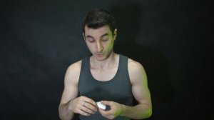 Беспроводной наушник. Как вставить левый наушник.