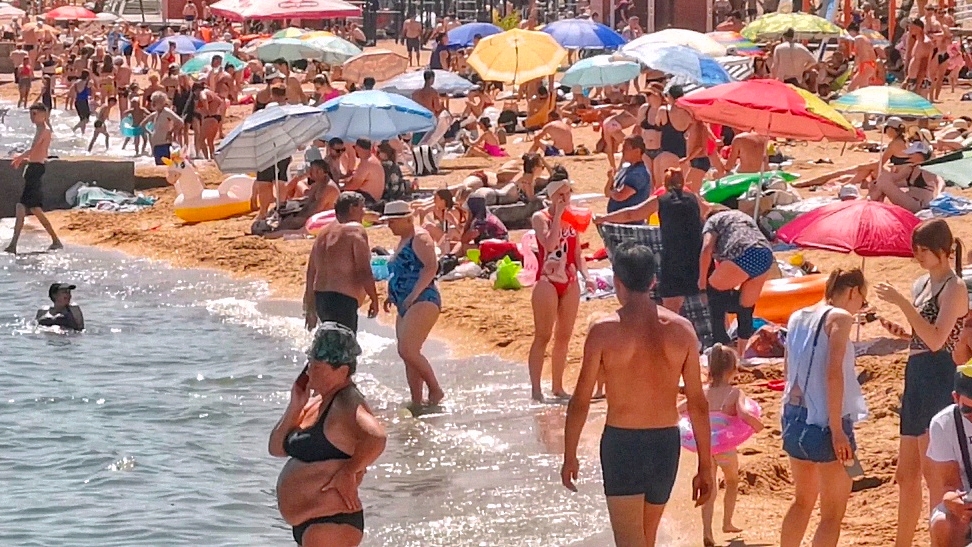 Мариуполь на Пляже Море полным-полно людей! смотреть онлайн