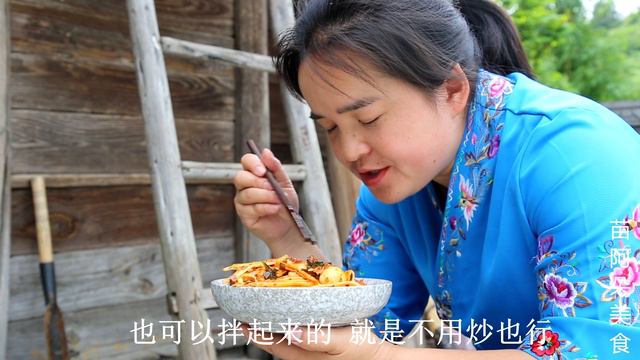 苗大姐做“剁辣椒炒笋丝”，再来碗凉拌菜，又辣又酸又麻，眼泪哗哗超过瘾！【苗阿朵美食】 смотреть онлайн