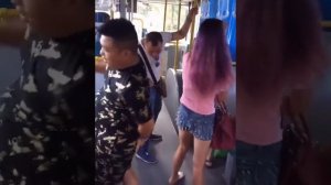 Прижимается к девушке в автобусе-ытается полапать
