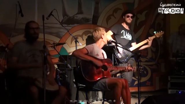 Алексей Расчетов и Небо пополам - вечер памяти Цоя в Судаке (15 августа 2016) смотреть онлайн