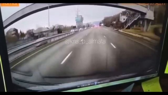 Дети бьют стекла проезжающих машин на ВОАД смотреть онлайн