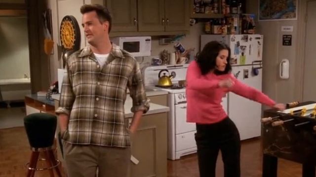 Моника танцует