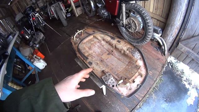 Иж Планета 5. Установка декомпрессора\троса газа. Обшивка сидения. смотреть онлайн