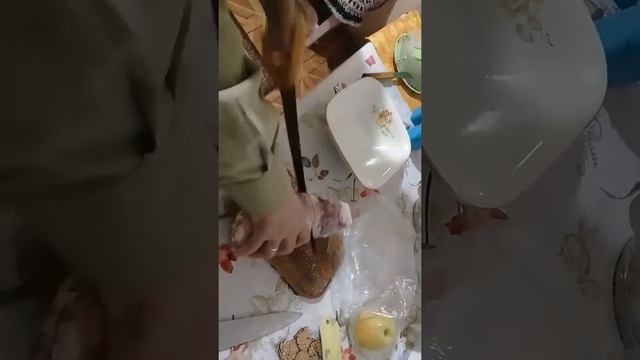 Как разрезать замороженное мясо на кусочки смотреть онлайн