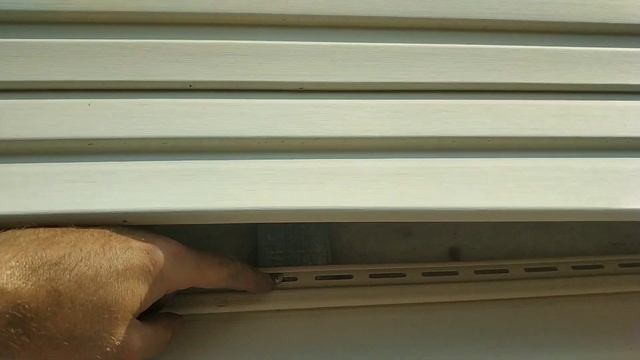 Как заменить любой лист, панель ПВХ сайдинга не разбирая всю стену. Лёгкий способ. смотреть онлайн