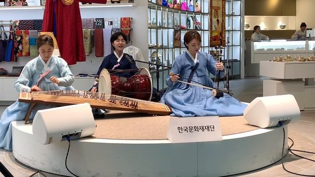 Beautiful Korean Traditional Song at Incheon International Airport смотреть онлайн