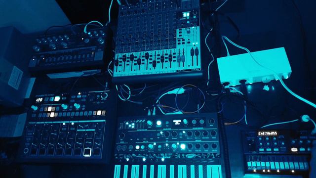jam directo arturia, volca y behringer. (remix del mitico grupo snap, tema rhythm is a dancer). смотреть онлайн