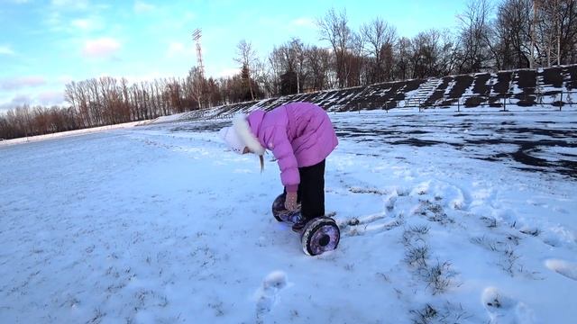 Катаемся ПО СНЕГУ на ГИРОСКУТЕРЕ смотреть онлайн