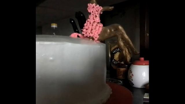 Простое украшение торта с топпером девушки смотреть онлайн