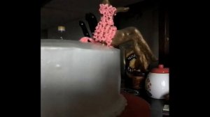 Простое украшение торта с топпером девушки