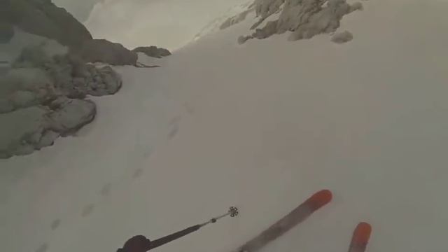 Экстремальный спуск с горы на лыжах. смотреть онлайн