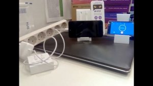 Зарядка iPhone 8 Plus с помощью оригинальной зарядки и провода