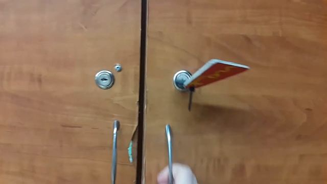 НЕ храните деньги в ячейках супермаркетов.Замки в ячейках одинаковые ! смотреть онлайн