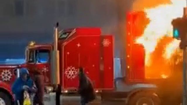 В Бухаресте сгорел грузовик с кока-колой. смотреть онлайн