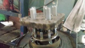 вынимаем закипевший привод из ступицы mitsubishi