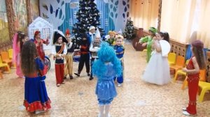 Вход на новогодний утренник под песню «Новогодняя считалочка»