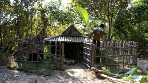 Строим удивительный дом и двойной бассейн из камня в глубоком лесу