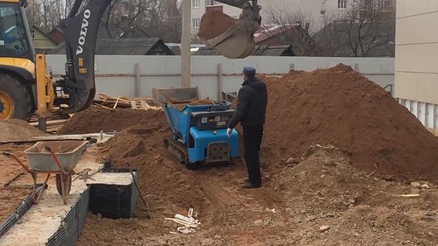 Мини думпер (мини самосвал) в работе. смотреть онлайн