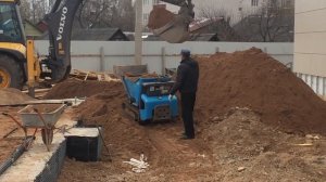 Мини думпер (мини самосвал) в работе.