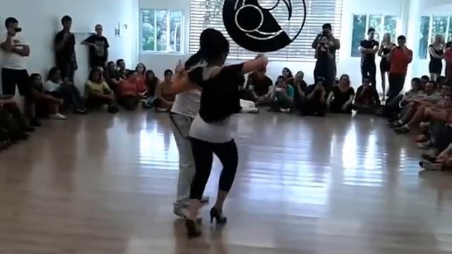 Marcelo e Cintia - Zouk - Solum escola de dança смотреть онлайн