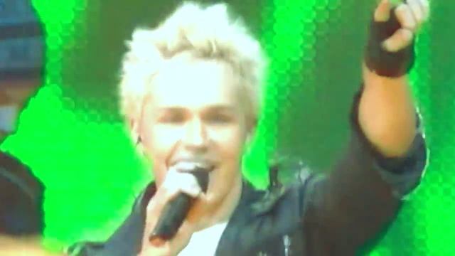 Влад Соколовский танцует под песню Whiplash смотреть онлайн