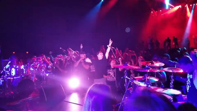Adrian young(no doubt) and frank zummo(sum 41) performing at emo nite in Dallas pt3 смотреть онлайн