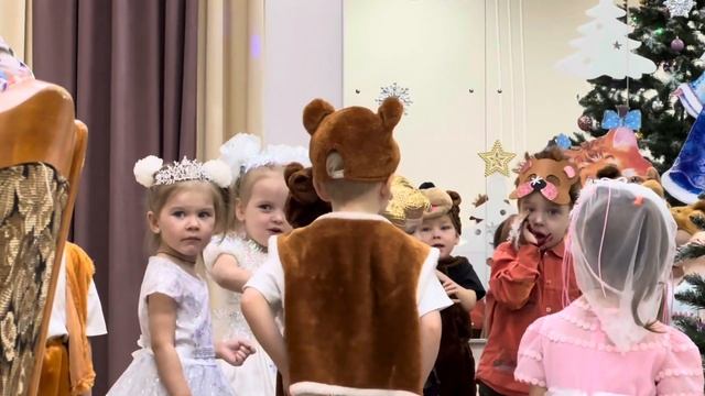 Медведи, снежинки, Дед Мороз и Снегурочка в «Галактике» в Перми смотреть онлайн