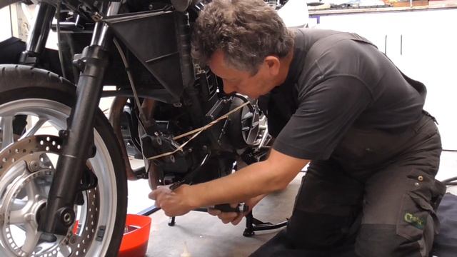 BMW F800GT [2014-] OIL & OILFILTER CHANGE. Motorcycle maintenance made easy The Old Mechanic.??-- смотреть онлайн
