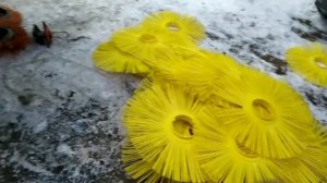 Замена щёточных дисков на коммунальной щётке.