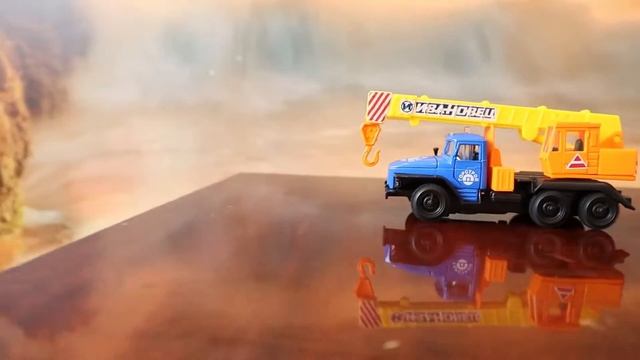 Пускаем в воду грузовые машинки. We put trucks into the water. ТЕХНОПАРК смотреть онлайн