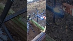 Петуньевое дерево из профильной трубы.