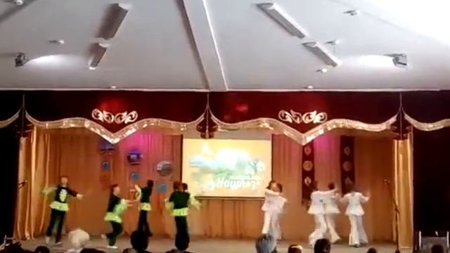 Ансамбль танца средней группы. Школа √ 3, 4 класс смотреть онлайн