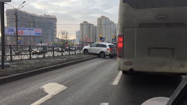 Массовые ДТП на Выборгском шоссе на сильном гололеде произошли в Санкт-Петербурге утром 3 марта. смотреть онлайн