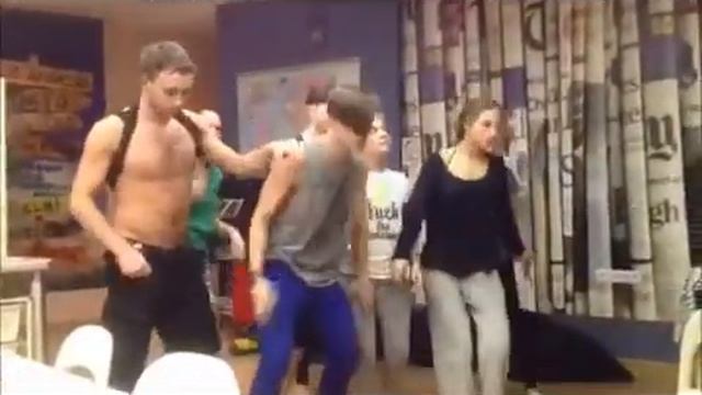 Команда танцоров в Da hostel смотреть онлайн