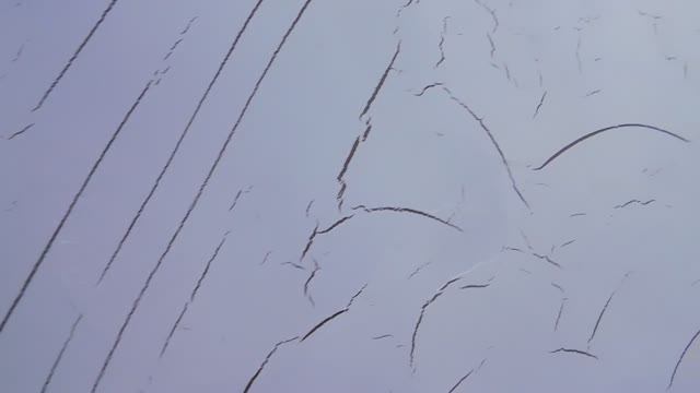 Как наносить_ _ Лак кракелюр. Эффект трещин. Наносим кракелюрный лак и штукатурка сама треснет. смотреть онлайн