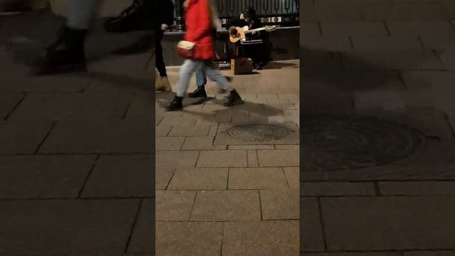 Метро Арбатская, уличный музыкант смотреть онлайн