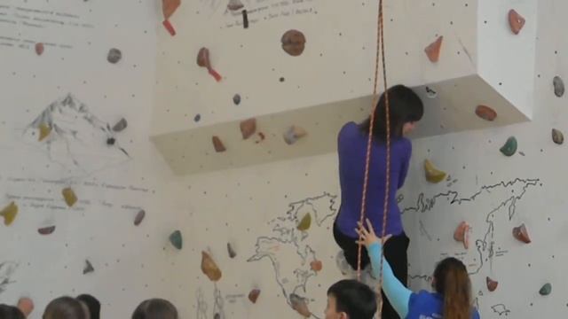 Учитель физкультуры лезет на скалу смотреть онлайн