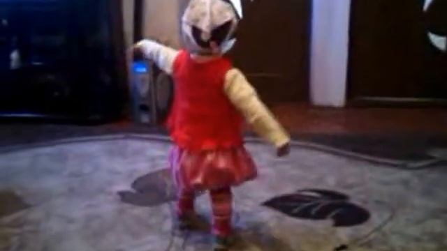 девочке 1 год 6 месяцев,танцует под Aрмянском