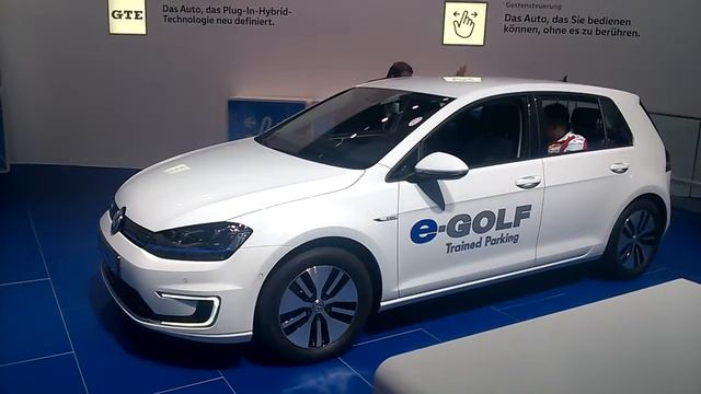 VOLKSWAGEN e-GOLF Trained Parking / (Internationale Automobil-Ausstellung - 2015, Frankfurt am Main смотреть онлайн
